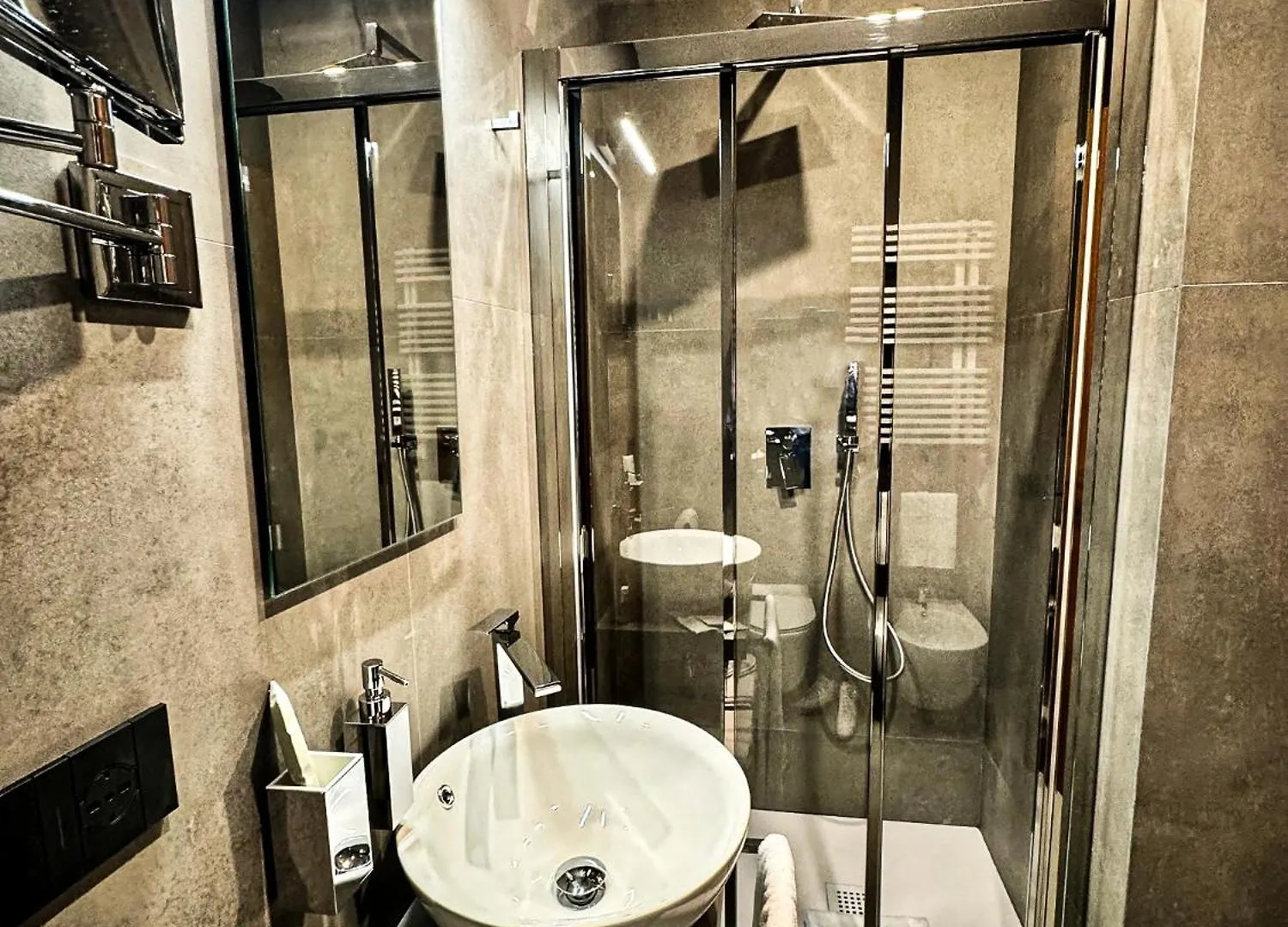 J Maluni City Hotel روما